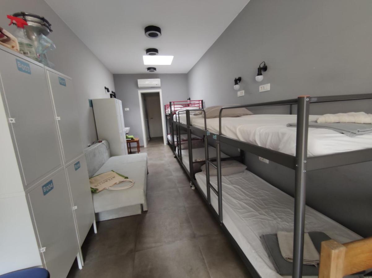 Subtub Hostel Makarska Bagian luar foto