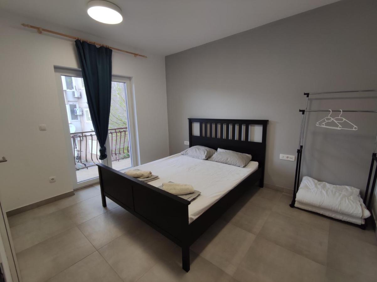 Subtub Hostel Makarska Bagian luar foto