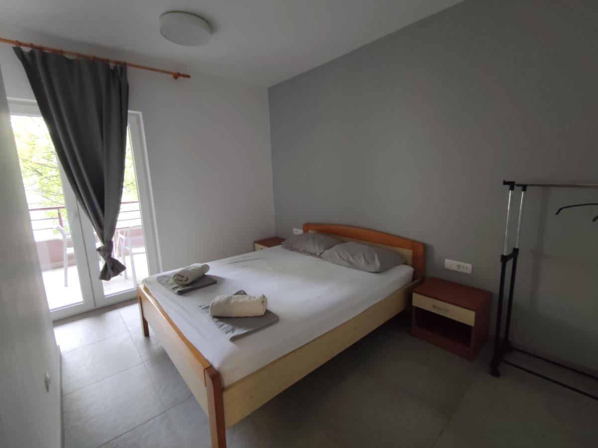 Subtub Hostel Makarska Bagian luar foto