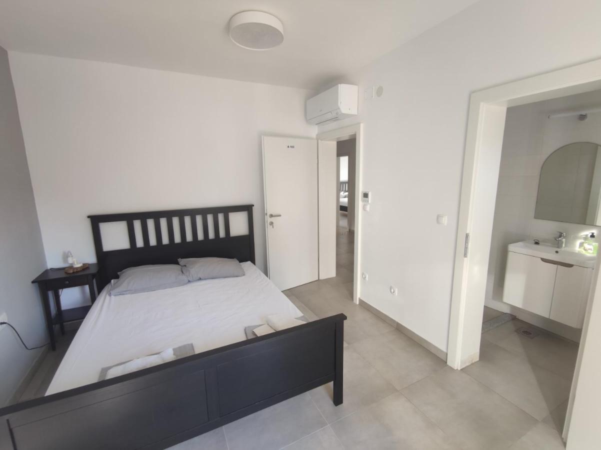 Subtub Hostel Makarska Bagian luar foto