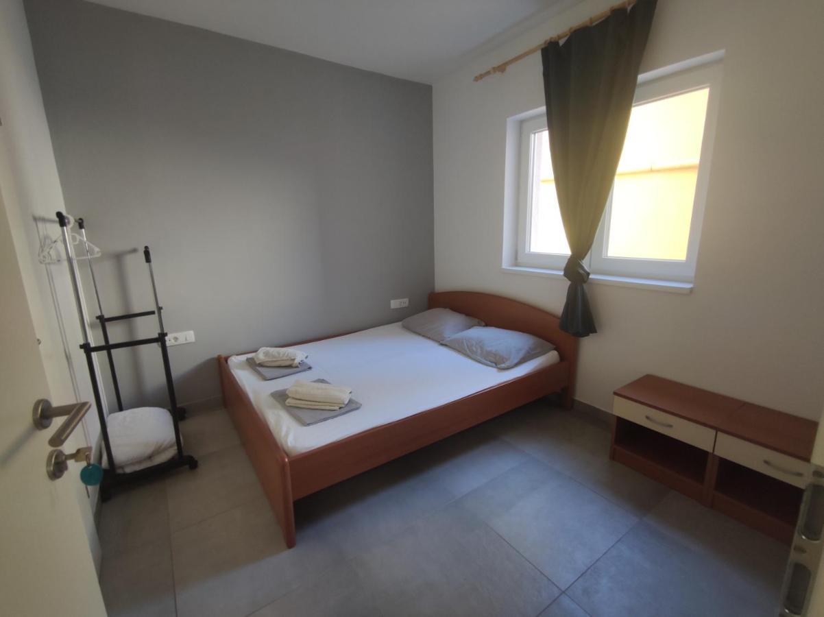 Subtub Hostel Makarska Bagian luar foto